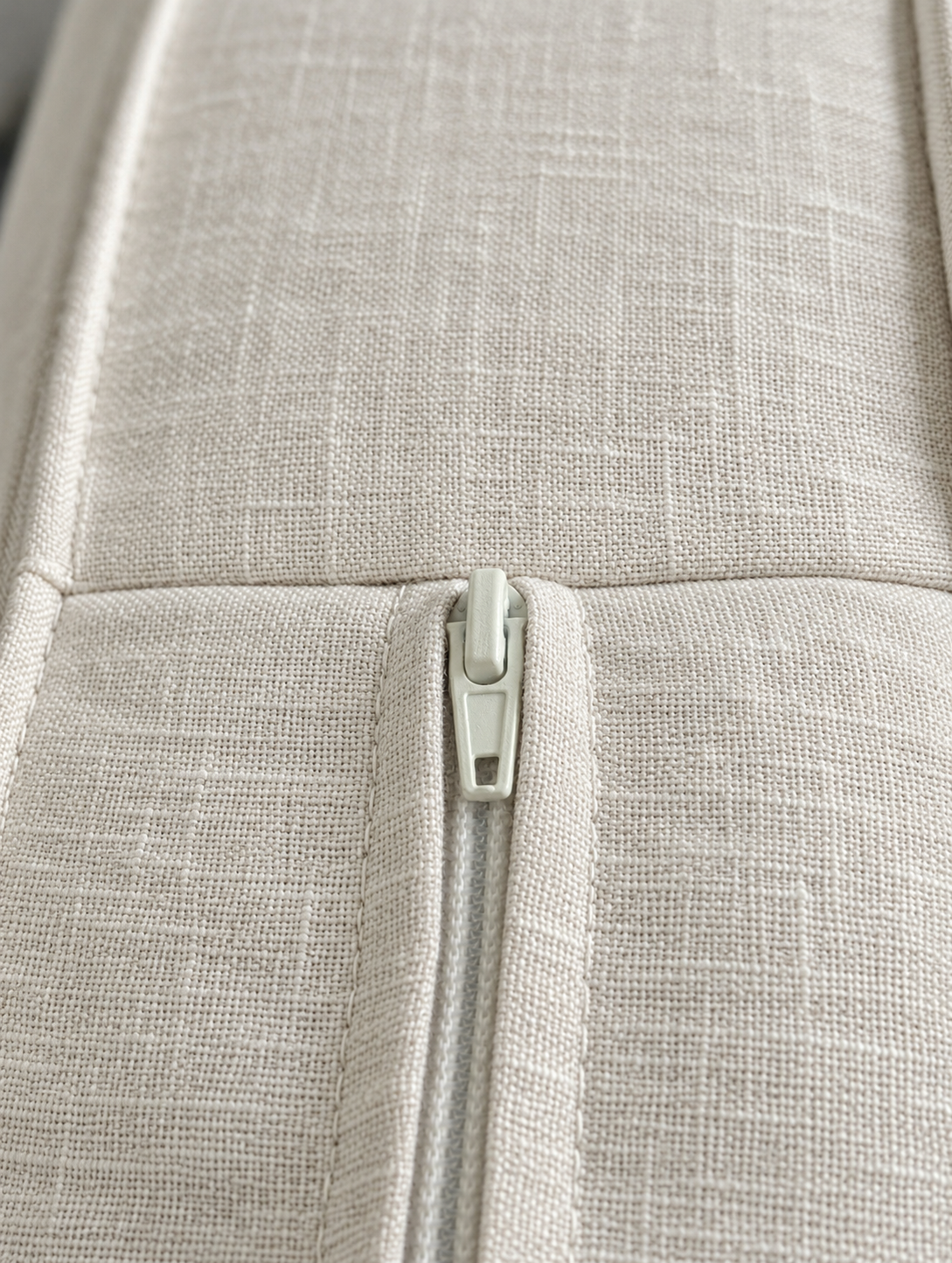 Natural Linen cushion cover zipper close-up